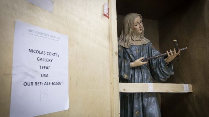 La talla de Santa Margarita, en su caja en el Museo de Bellas Artes de Granada