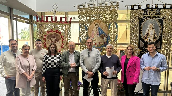El Ayuntamiento de Huércal-Overa entrega las ayudas a las Hermandades y Cofradías para la Semana Santa.