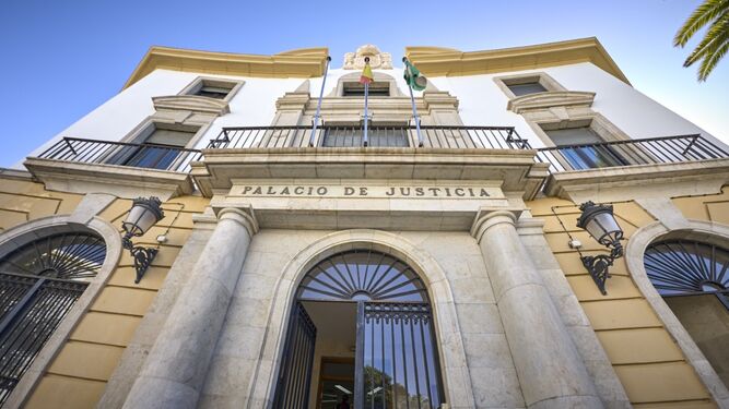 Acceso principal a la Audiencia Provincial  de Cádiz.
