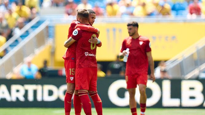 En-Nesyri se abraza con Gudelj tras su gol ante Las Palmas