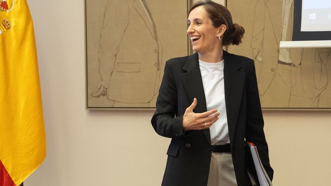 La ministra de Sanidad, Mónica García, a su llegada a la Comisión Mixta para el Estudio de los Problemas de las Adicciones en el Congreso.