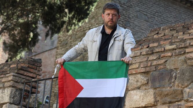 Sguiglia posa con una bandera Palestina en Málaga.