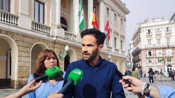 David de la Cruz y Helena Fernández, este miércoles, durante su comparecencia ante los medios a las puertas del Ayuntamiento de Cádiz
