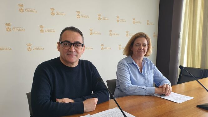 A la izquierda Francis Salado, delegado municipal de Servicios Sociales, a la derecha Manuela Pérez, delegada municipal de Fomento Económico