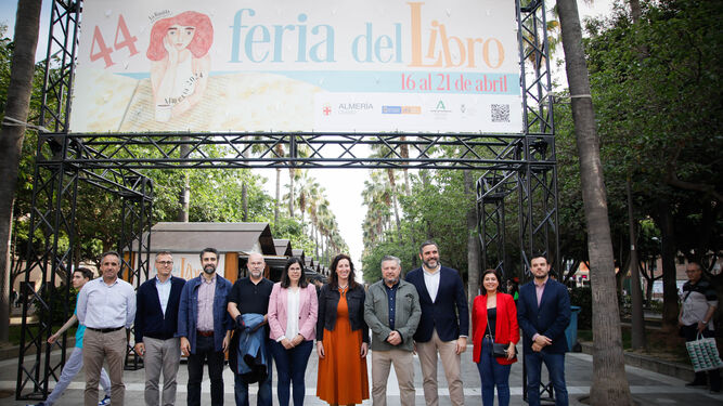 La alcaldesa María del Mar Vázquez acompañada de otras autoridades recorrió ayer la Feria del Libro de la ciudad.