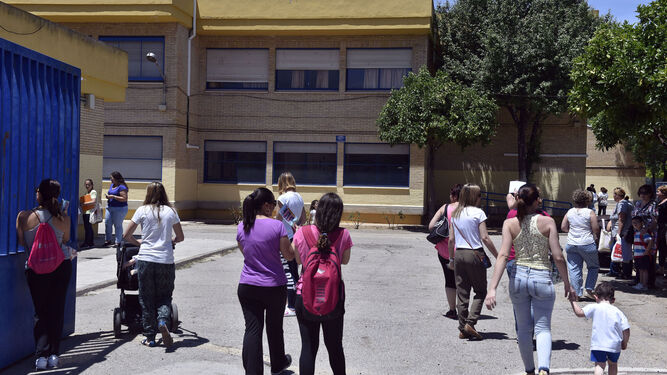 El CEIP Teodosio, en Pino Montano, reclama el aula que ha perdido para el próximo curso.