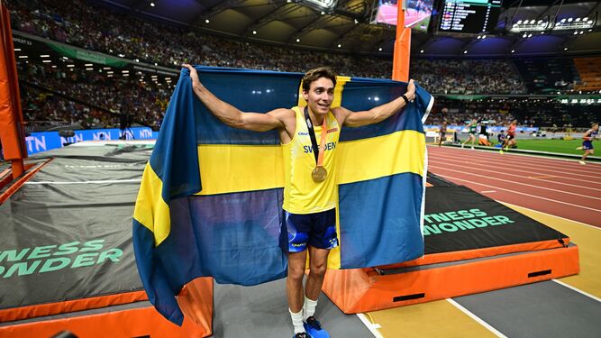 Duplantis celebra con la bandera de Suecia uno de sus triunfos.