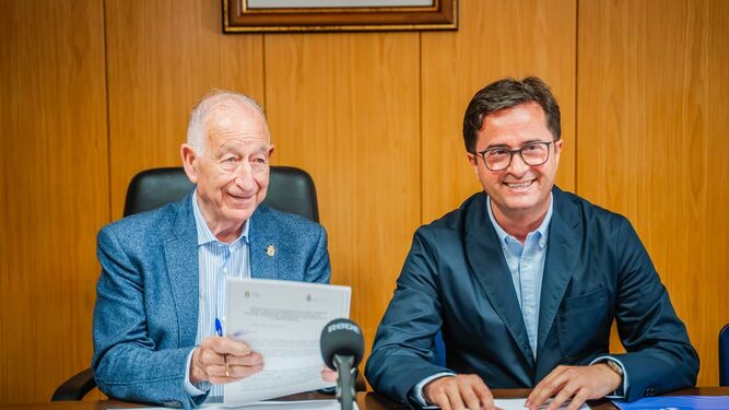 Gabriel Amat y Francisco Góngora firman el convenio que regulará la puesta en valor de la Torre de Cerrillos.