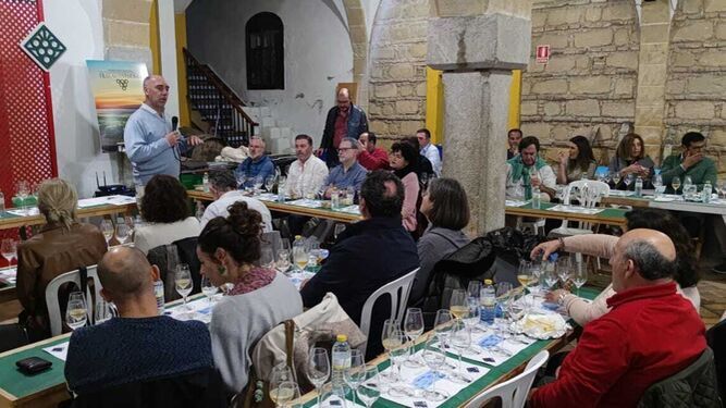 Imagen de una de las catas del ciclo 'La grandeza de la palomino' en la sede de la Sociedad Jerezana del Vino.