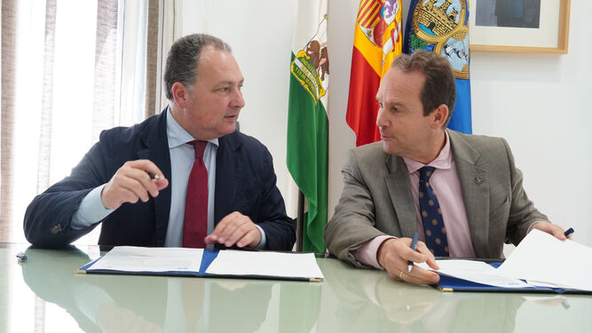 El presidente de la institución provincial, David Toscano, y el rector de la Universidad Internacional de Andalucía, José Ignacio García, durante la firma del convenio.