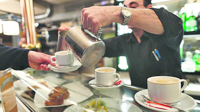 Un camarero atiende la barra de una cafetería en una imagen de archivo.