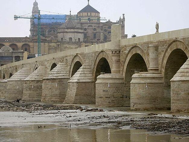Chaves avala la restauraci&oacute;n "escrupulosa" del Puente Romano, aunque entiende el debate