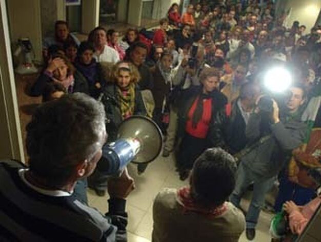 Sindicalistas se encierran en un banco en Granada