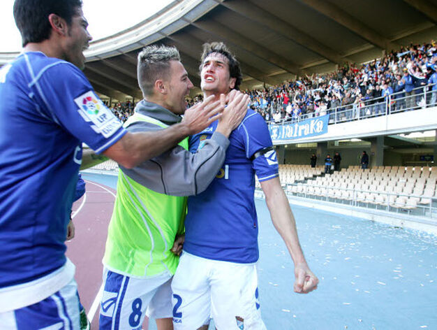 Calle celebra con rabia  su gol, mientras que es felicitado por sus compa&ntilde;eros Anto&ntilde;ito y Aythami.

Foto: Pascual