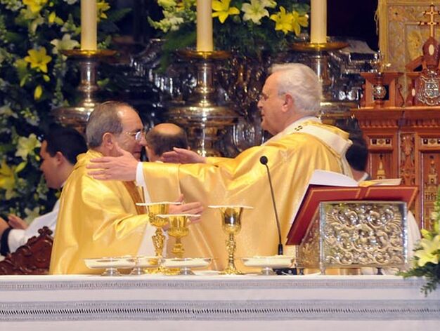 El cardenal Amigo felicita efusivamente a monse&ntilde;or Asenjo.

Foto: Juan Carlos Vazquez