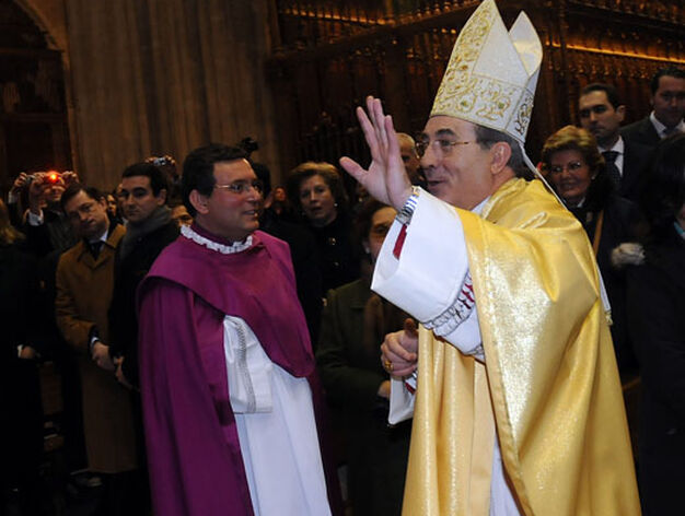 Juan Jos&eacute; Asenjo saluda al numeroso p&uacute;blico que se congreg&oacute; en la catedral.

Foto: Juan Carlos Vazquez