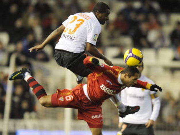 Increible salto del valencianista Miguel para robar el bal&oacute;n a Adriano, que lo buscaba con la cabeza.

Foto: agencias