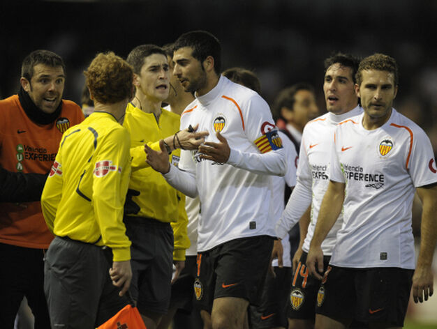 Varios jugadores del Valencia protestan ante los &aacute;rbitros.

Foto: agencias