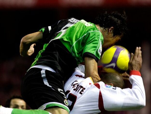 C&eacute;sar Navas disputa un bal&oacute;n ante el sevillista Kanoute.

Foto: Antonio Pizarro