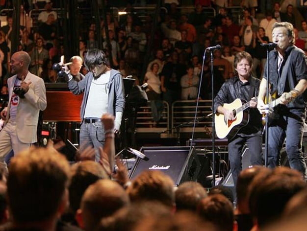 Michael Stipe (REM), Conor Oberst (Bright Eyes) y John Fogerty tocan junto a Springsteen en el concierto 'Vote For Change' celebrado el 1 de octubre de 2004 en Filadelfia.

Foto: Scott Gries / Afp