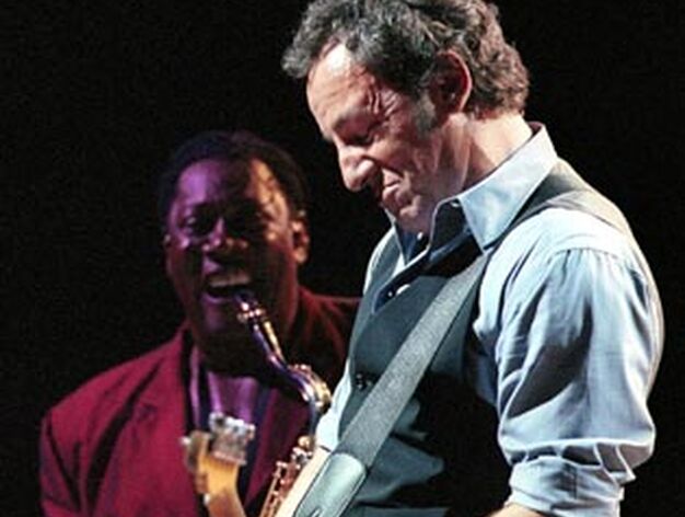 Clarence Clemons sonr&iacute;e mientras toca Bruce Springsteen en Phoenix, el 15 de octubre de 1999.

Foto: Mike Fiala / Ap