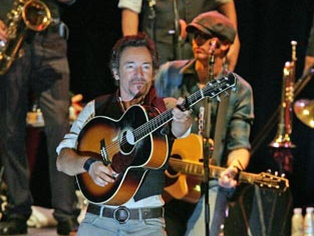 Bruce Springsteen, durante su concierto del 23 de octubre de 2006 en la Plaza de Toros de Granada dentro de su gira 'The Seeger Sessions'. 

Foto: Miguel &Aacute;ngel Molina / Efe
