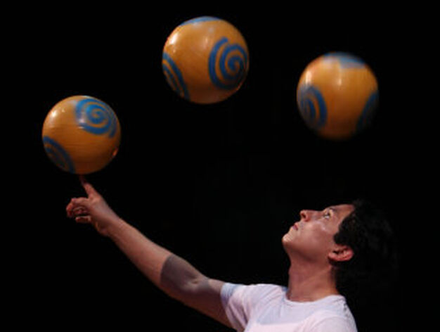 Ensayo de uno de los m&aacute;s atractivos n&uacute;meros del circo: el equilibrio con balones.

Foto: Jos?ngel Garc?