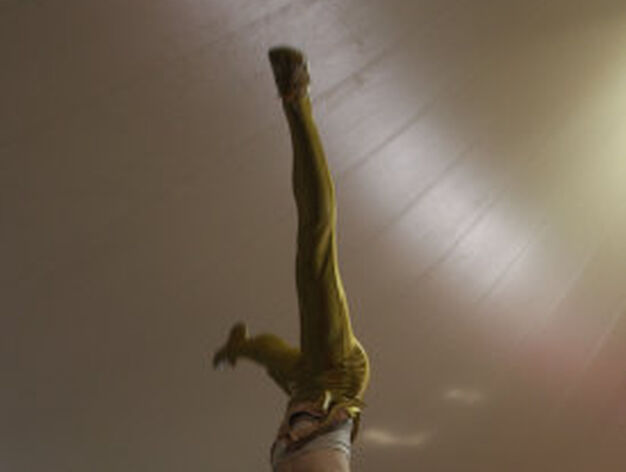 Un artista-gimnasta ensaya su n&uacute;mero.

Foto: Jos?ngel Garc?