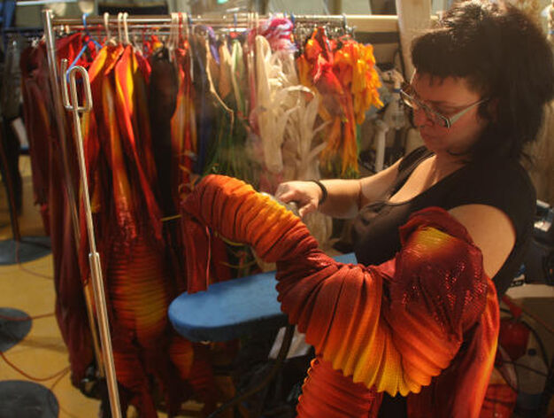 Una de las encargadas de vestuario revisa la indumentaria de uno de los artistas.

Foto: Jos?ngel Garc?