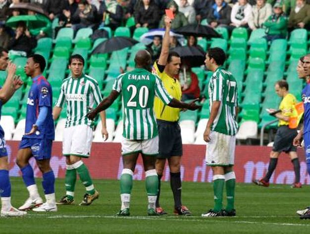 Mu&ntilde;iz Fern&aacute;ndez saca tarjeta roja a Juande en el minuto 32 de partido.

Foto: Antonio Pizarro