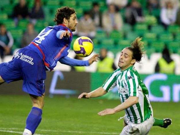 Sergio Garc&iacute;a cae al suelo en una jugada con I. Kas.

Foto: Antonio Pizarro