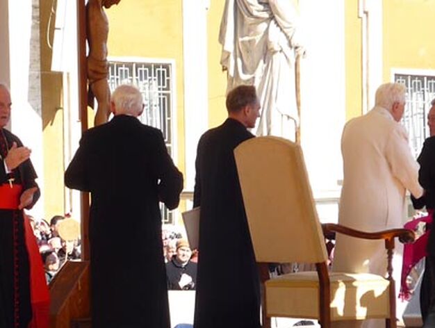 El cardenal Amigo y otros sacerdotes junto a Benedicto XVI en el altar de la plaza de San Pedro.

Foto: D.S.