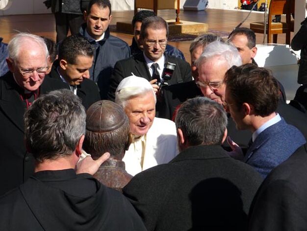 Los miembros de la comisi&oacute;n le hacen entrega del busto a Benedicto XVI en presencia de monse&ntilde;or Amigo.

Foto: D.S.