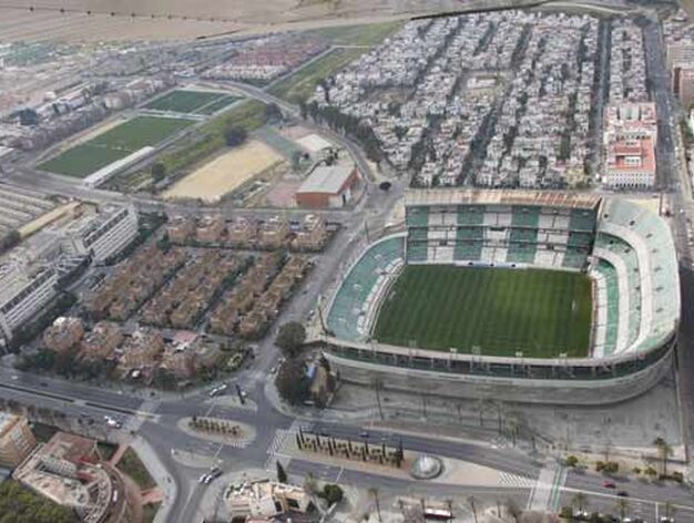 El estadio del Betis en la zona de Heli&oacute;polis y Los Bermejales.

Foto: Victoria Hidalgo