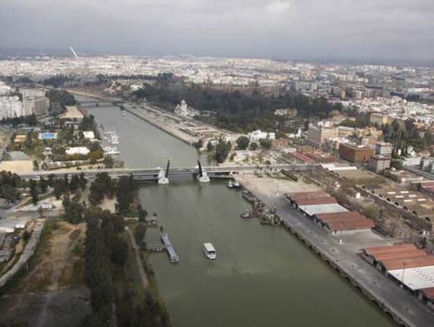 El puente de las Delicias atraviesa el Guadalquivir.

Foto: Victoria Hidalgo