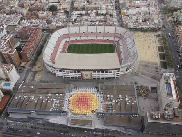 El centro comercial Nervi&oacute;n Plaza frente al estadio del Sevilla.

Foto: Victoria Hidalgo