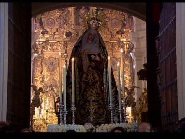 La Virgen del Mayor y Traspaso sale del convento de Santa Rosal&iacute;a.