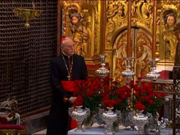 El cardenal en el altar junto al Gran Poder.