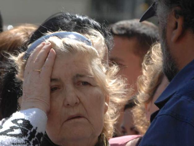 La abuela de Marta, presa de la desesperaci&oacute;n.

Foto: Jose Angel Garcia