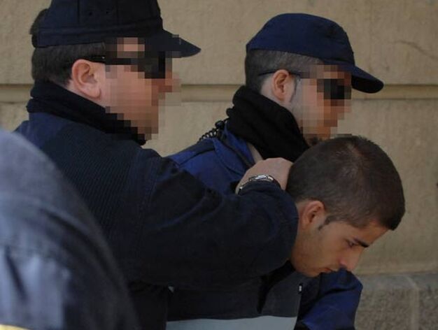 La Polic&iacute;a conduce a Miguel Carca&ntilde;o al interior de los juzgados.

Foto: Jose Angel Garcia