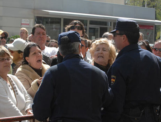 La abuela de la joven se manifiesta a la puerta de los juzgados de Sevilla.

Foto: Jose Angel Garcia