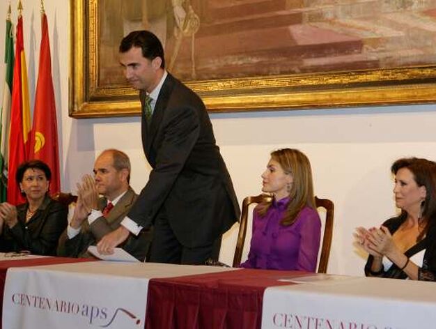 Don Felipe vuelve a la mesa tras leer el discurso.

Foto: Antonio Pizarro