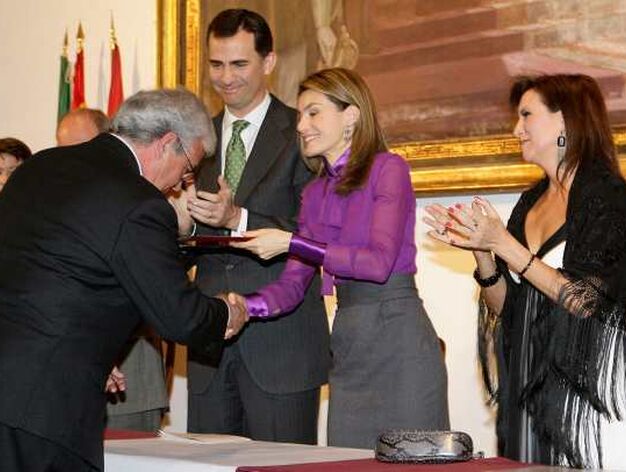 Letizia Ortiz entrega a Carlos Col&oacute;n la placa que recogi&oacute; en nombre de su padre.

Foto: Antonio Pizarro