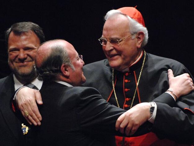 El cardenal felicita al pregonero en presencia del alcalde.

Foto: Manuel Gomez