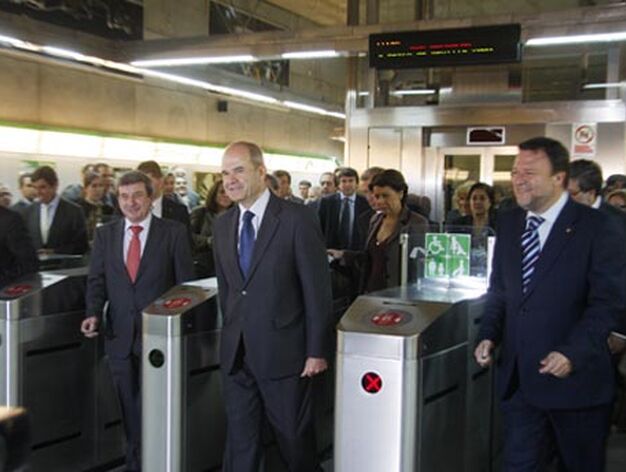 El alcalde de Mairena, Garrido, Chaves y Monteseir&iacute;n atraviesan los controles de acceso al Metro.

Foto: Victoria Hidalgo