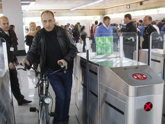 Un usuario accede con su bicicleta al Metro en el d&iacute;a de su estreno.

Foto: Victoria Hidalgo/ Bel&eacute;n Vargas