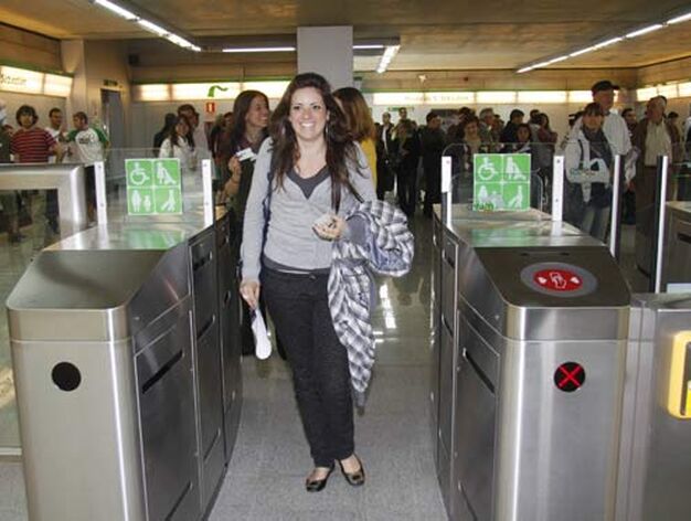 Una joven atraviesa los controles de acceso al Metro.

Foto: Victoria Hidalgo/ Bel&eacute;n Vargas