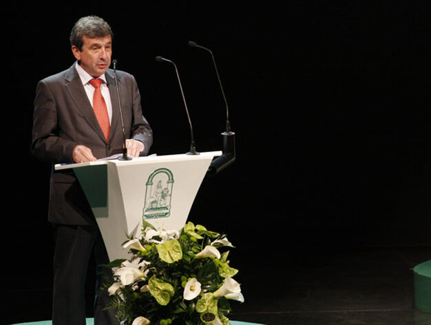 El consejero de Obras P&uacute;blicas, Luis Garc&iacute;a Garrido, pronuncia su discurso en el acto de inauguraci&oacute;n.

Foto: Victoria Hidalgo
