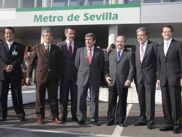 El consejero de Obras P&uacute;blicas y Gaspar Zarr&iacute;as posan junto a los alcaldes de los municipios de Sevilla por los que circula la l&iacute;nea 1 de Metro.

Foto: Victoria Hidalgo