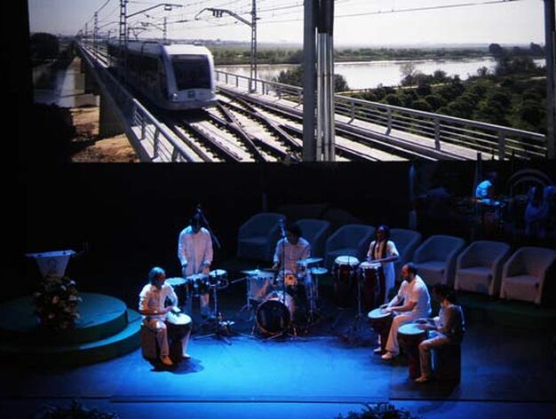 Acto inaugural de la puesta en marcha de la l&iacute;nea 1 de Metro de Sevilla en el Teatro Lope de Vega.

Foto: Victoria Hidalgo
